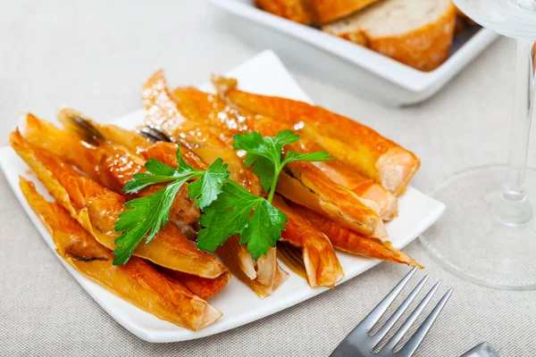 Barrigas de salmão defumado com verduras — Fotografia de Stock