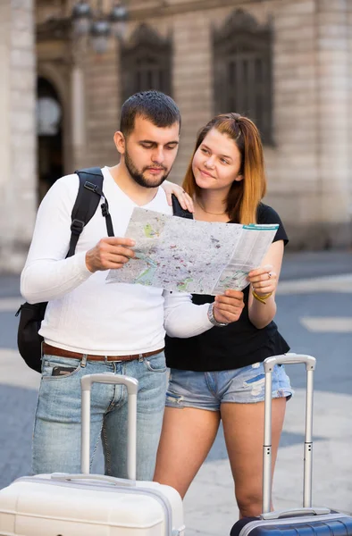 Casal alegre viajando com mapa e pacote — Fotografia de Stock