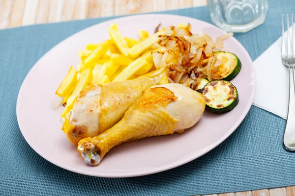 Jambes de poulet cuites au four avec pommes de terre et courgettes à plat — Photo