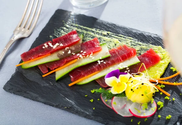 Carpaccio de atún con salsa de aguacate — Foto de Stock