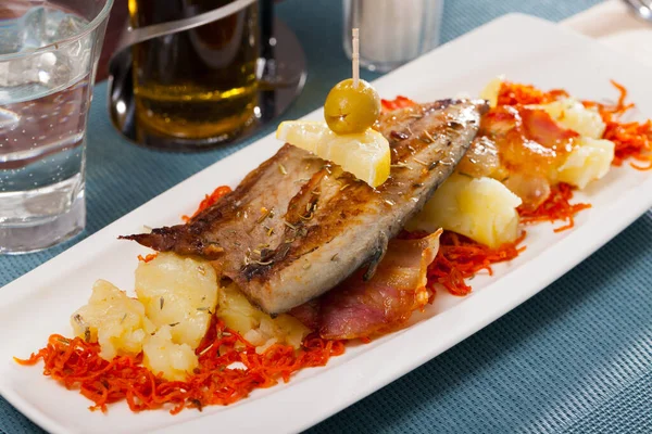 Mackerel with potatoes and carrots — Stock Photo, Image