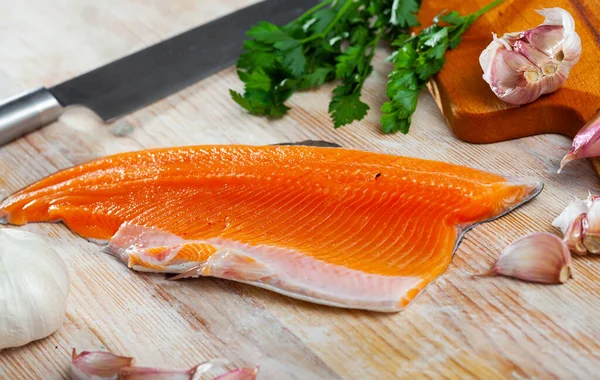 Raw trout fillet with condiments — Stock Photo, Image