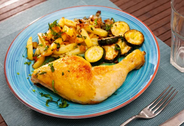 Savoureux poulet au four pommes de terre et courgettes à l'assiette — Photo