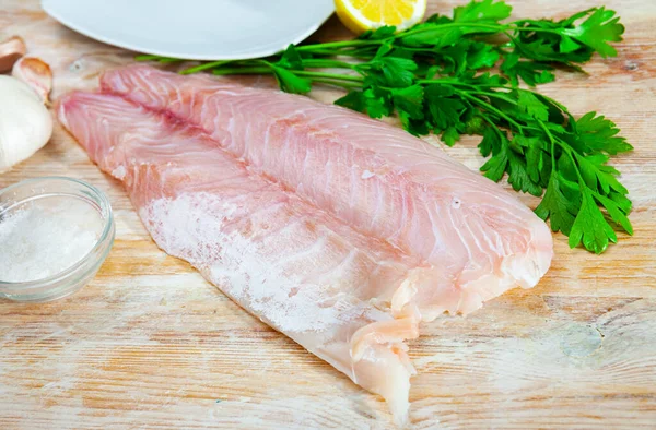 Filete de pescado perca crudo con condimentos —  Fotos de Stock