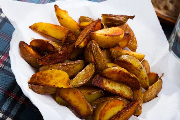 Fırında pişirilmiş lezzetli sarı patates tabakta servis edilir. — Stok fotoğraf