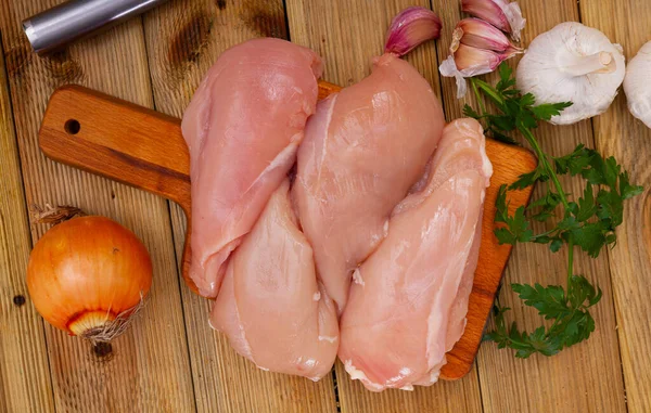 Peito de frango cru na mesa de madeira — Fotografia de Stock