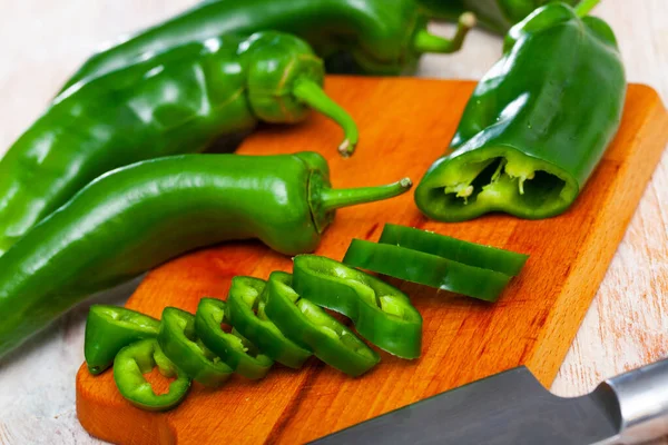 Snijd peper op houten tafel — Stockfoto