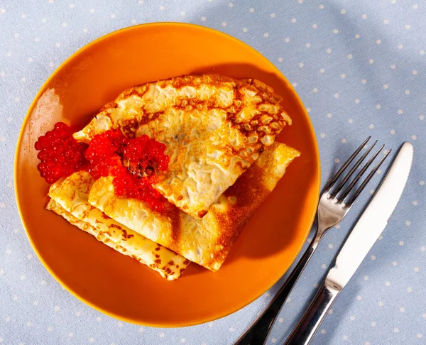 Dunne pannenkoeken met zalmkuit — Stockfoto