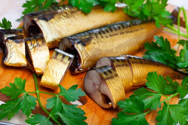 Fatias de cavala defumada servidas com verduras — Fotografia de Stock