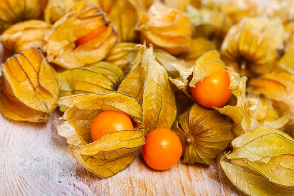 Physalis peruviana giallo, specie di physalis commestibile. Piatto vegetariano — Foto Stock