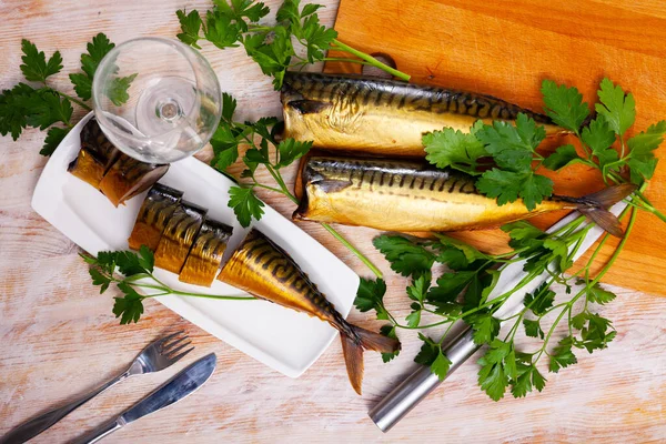 Geräucherte Makrelenscheiben mit Gemüse — Stockfoto