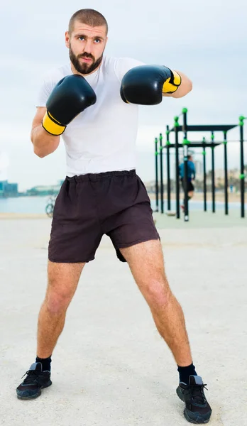 Man i boxningshandskar — Stockfoto