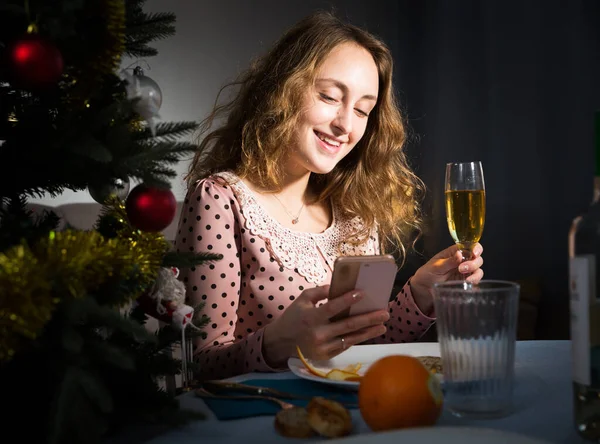 Sorrindo mulher usando telefone — Fotografia de Stock