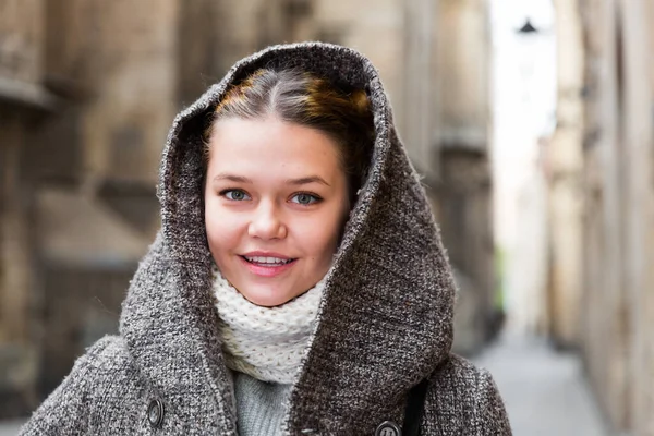 Retrato de una joven mujer en la capucha — Foto de Stock