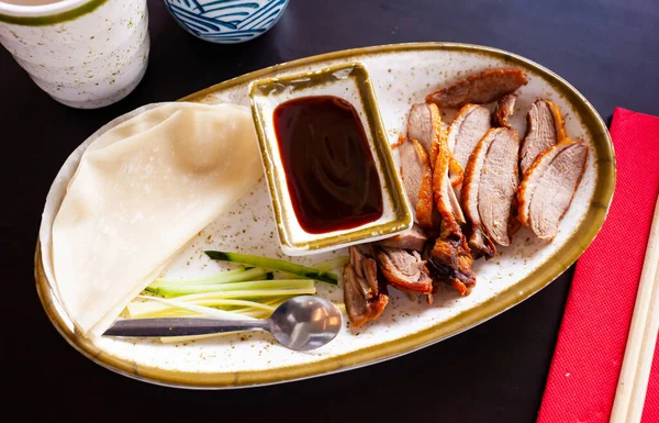 Peking eend met saus en Chinese pannenkoeken — Stockfoto