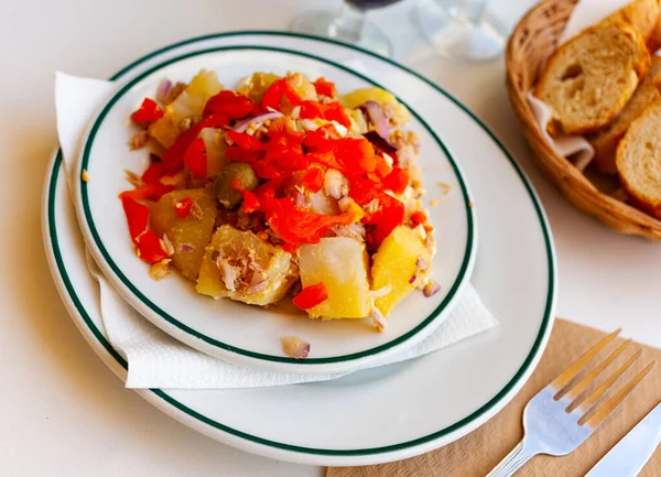 Akşam yemeğinde patates ve beyaz tabakta balık salatası. — Stok fotoğraf