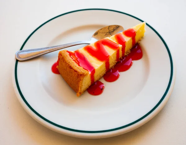 Zarter süßer Käsekuchen aus Mascarpone mit Himbeerbelag — Stockfoto