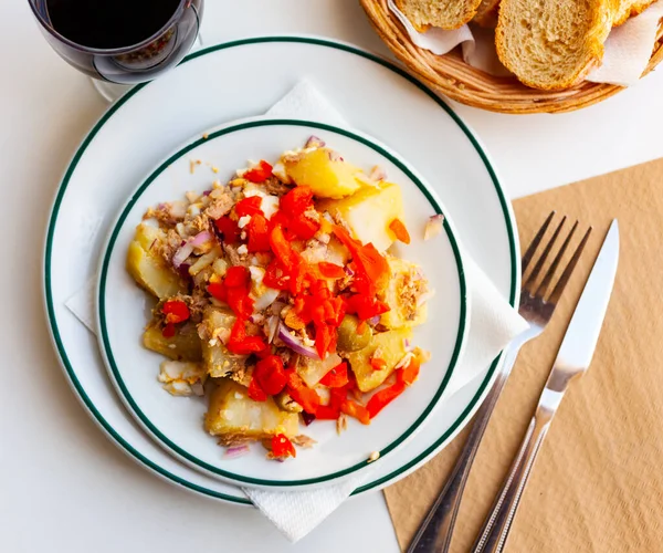 Primer plano de ensalada con pescado y verduras para el almuerzo — Foto de Stock