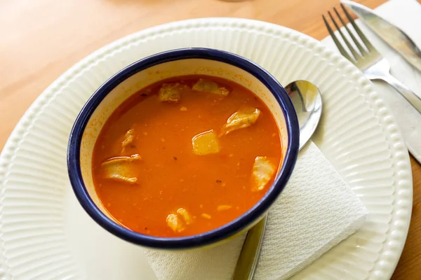 Haricots cuits à l'agneau à la sauce tomate et oignon — Photo