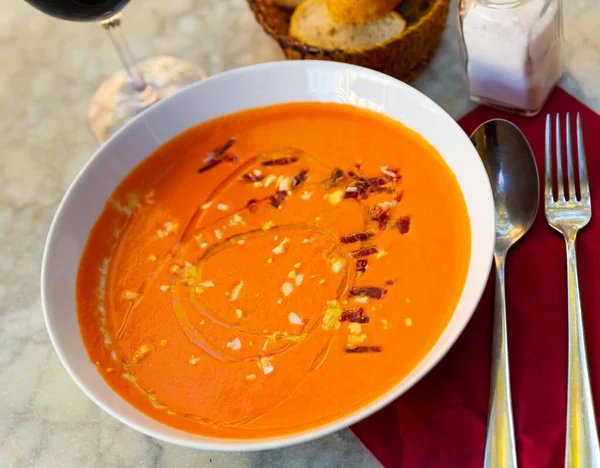 Salmorejo Cordobe 'lu beyaz seramik kâse, tipik İspanyol domates çorbası, gazpacho' ya benzer. — Stok fotoğraf