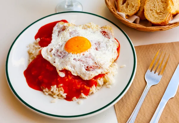 Νόστιμο ρύζι με σάλτσα και τηγανητά αυγά — Φωτογραφία Αρχείου