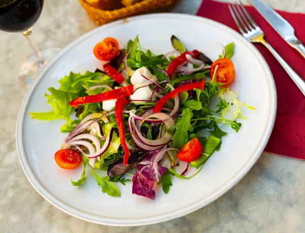 Friss zöldségsaláta mini mozzarella gyöngyökkel — Stock Fotó