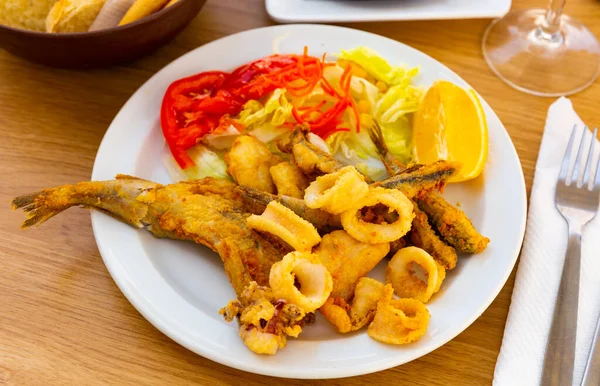 Frutos do mar fritos com salada de legumes frescos e limão — Fotografia de Stock