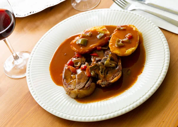 Leckeres Lammfleisch gebacken und serviert mit Sauce und Kartoffeln — Stockfoto