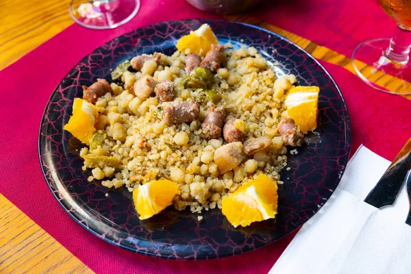 Piatto tipico spagnolo di farina di semola con salsiccia longaliza — Foto Stock