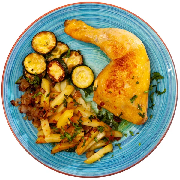 Jambes de poulet avec pommes de terre frites et courgettes — Photo