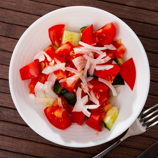 Sommarsallad från färska tomater, gurkor, lök — Stockfoto