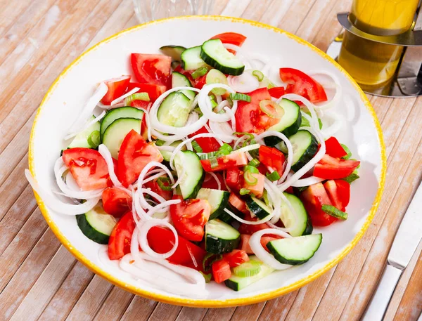 Vegetariánský salát s čerstvými rajčaty, okurkami a cibulí — Stock fotografie