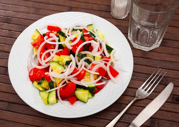 Salada de verão deliciosa de pepinos e tomates em chapa — Fotografia de Stock