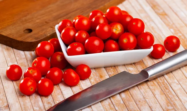 Tomates cerises bio fraîches sur table en bois — Photo