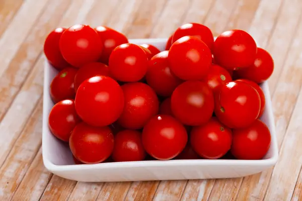 Свежие органические помидоры черри на деревянном столе — стоковое фото