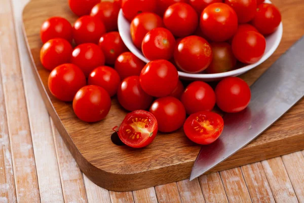 Frische Bio-Kirschtomaten auf Holztisch — Stockfoto