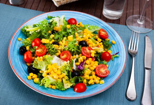 Salada com alface, tomate, milho e azeitonas — Fotografia de Stock