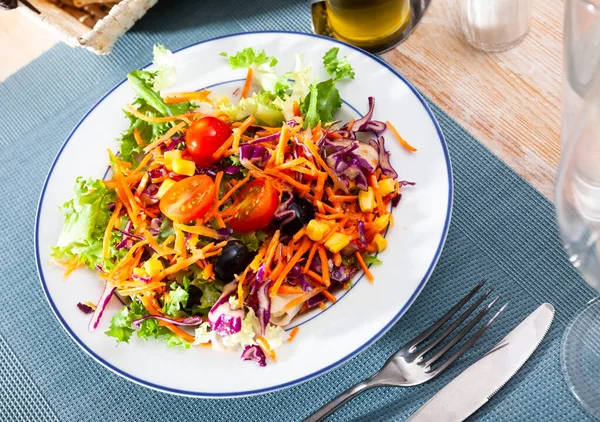 Salada com alface, tomate, milho e azeitonas — Fotografia de Stock