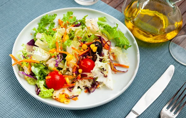 Salada com alface, tomate, milho e azeitonas — Fotografia de Stock