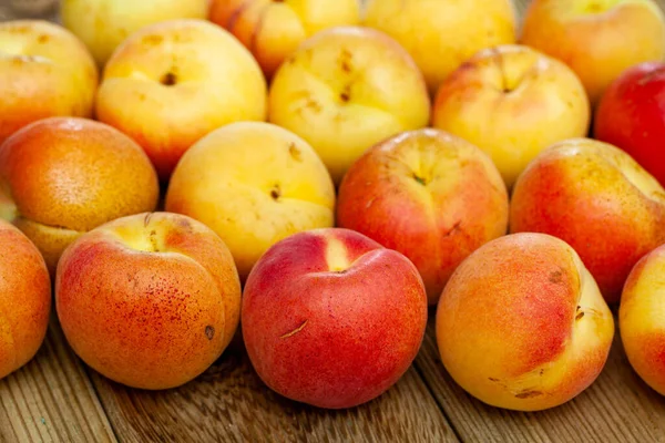 Verse rijpe abrikozen op houten tafel — Stockfoto