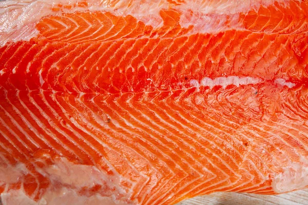 木板上新鲜的鱼片鲑鱼 — 图库照片
