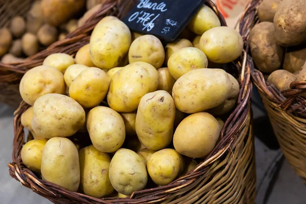 Patatas en canasta de mimbre — Foto de Stock