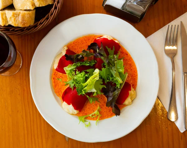 Lekkere gevulde piquillo pepers met kabeljauwbrandade in saus — Stockfoto