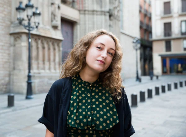 Joven mujer sonriente de pie en el centro histórico de Barcelona — Foto de Stock