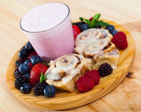 Cinnabons with berry smoothie — Stock fotografie