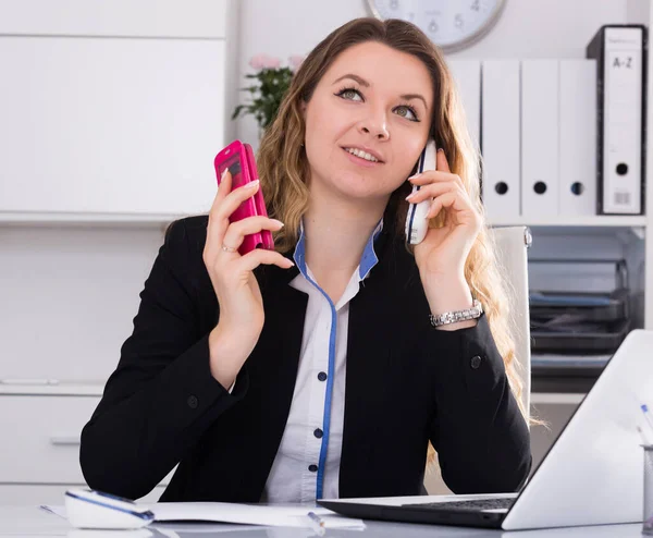 Női irodai dolgozó beszél telefonon — Stock Fotó