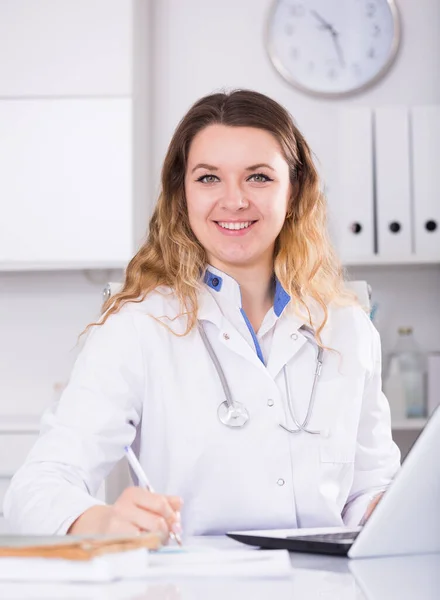 Retrato de jovem médico — Fotografia de Stock