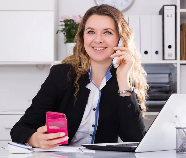 Portrait de femme travaillant au bureau — Photo