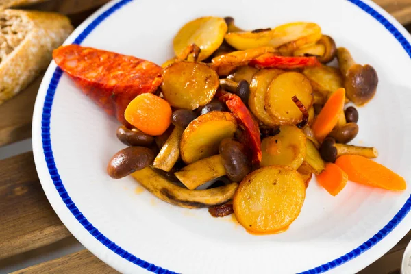 Patate fritte in padella con funghi e chorizo — Foto Stock