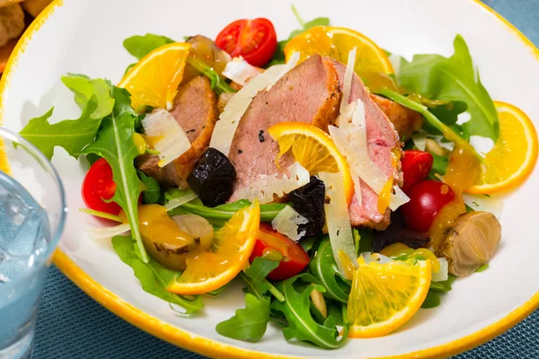 Salade au filet de canard rôti — Photo